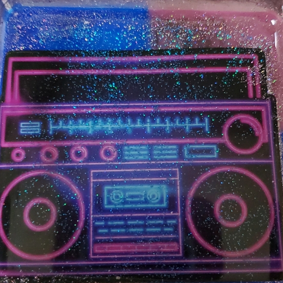 Resin ashtray - Picture 3 of 12